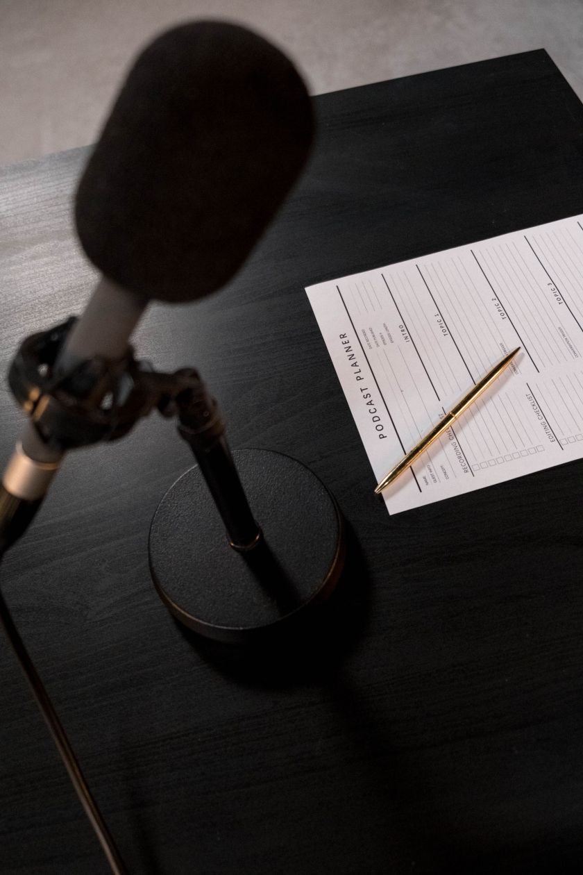 Podcast Les Conversations du Vivant – microphone de studio et carnet de préparation d'interview