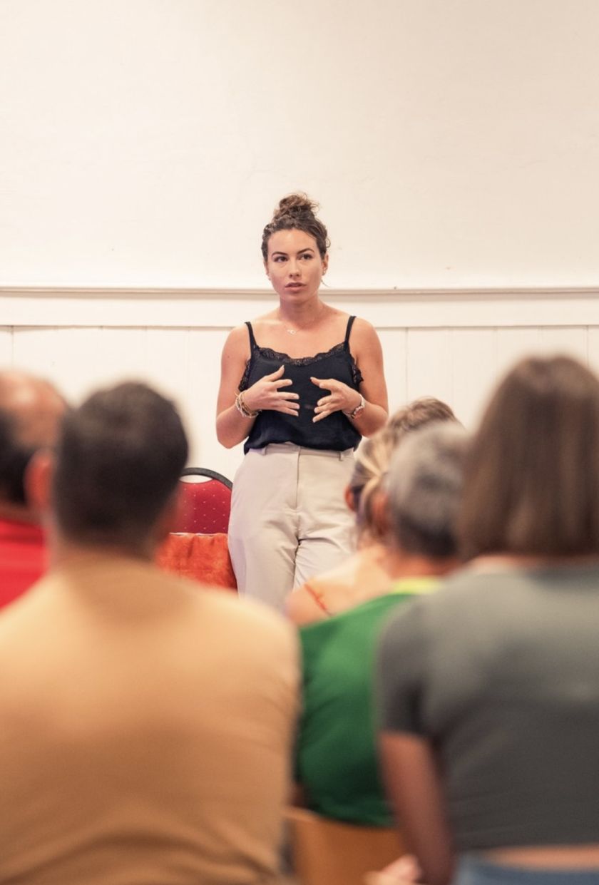 Pauline Toitot animant une conférence sur la santé intégrative devant un public